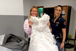 Le rubano l’abito da sposa, la polizia lo ritrova. Nozze salve per la coppia del New Jersey