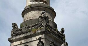 statua volta erbacce