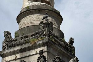 Como, la statua di Volta invasa dalle erbacce. Cantaluppi “Meno chiacchiere, più fatti. Si intervenga per la pulizia”