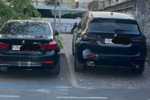 Turisti incivili a Como, è il turno della sosta selvaggia: lo svizzero con il suv di lusso parcheggia sul marciapiede
