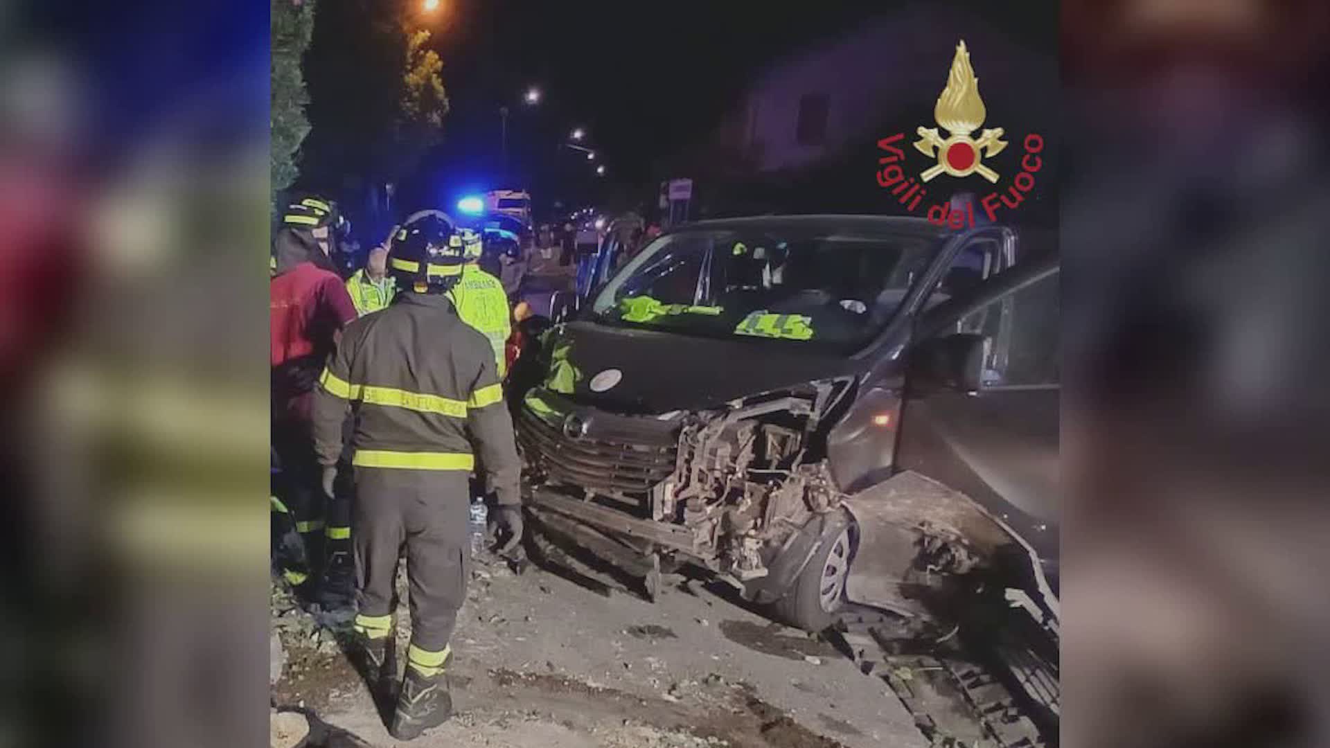 Pulmino fuori strada nella notte a Gera Lario, nove feriti