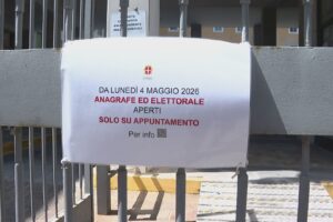 Nuova carta d’identità, lunghe attese in Comune a Como: “40 persone in coda pur con l’appuntamento”