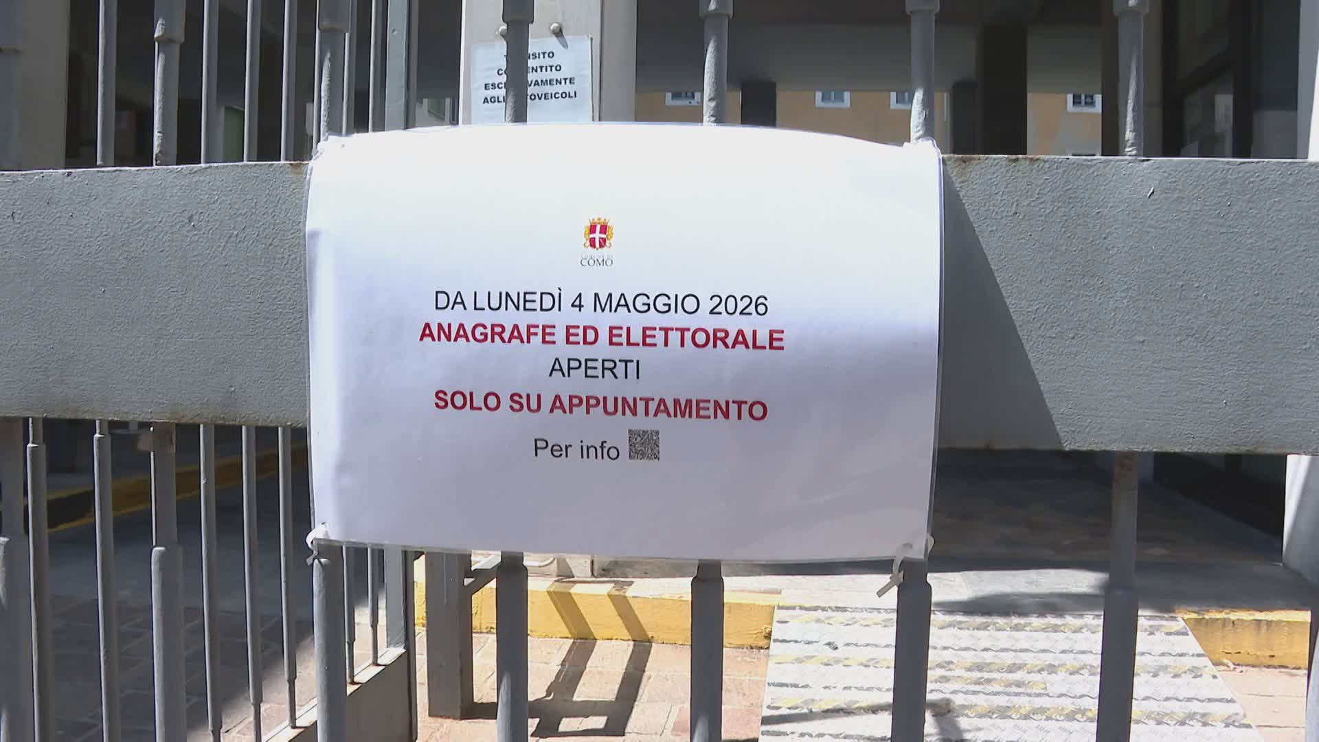 Nuova carta d’identità, lunghe attese in Comune a Como: “40 persone in coda pur con l’appuntamento”