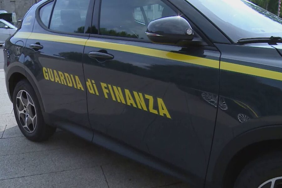 10786 Controlli della finanza arrestato un turco che aveva nascosto la droga nelle mutande 1780333098