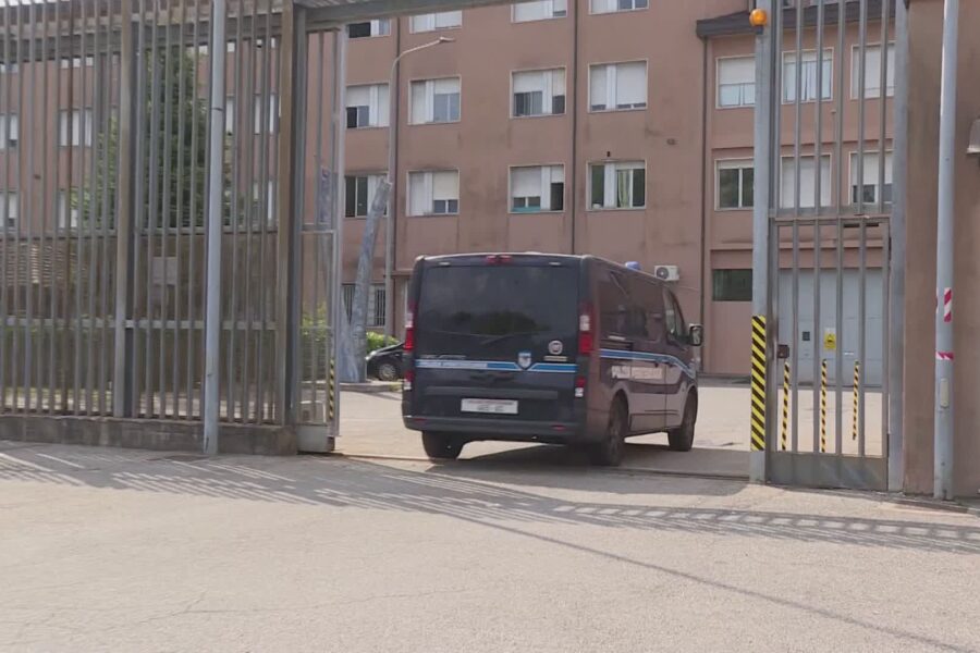 10952 Aggrediti da un detenuto al Bassone feriti due agenti della polizia penitenziaria 1780503714