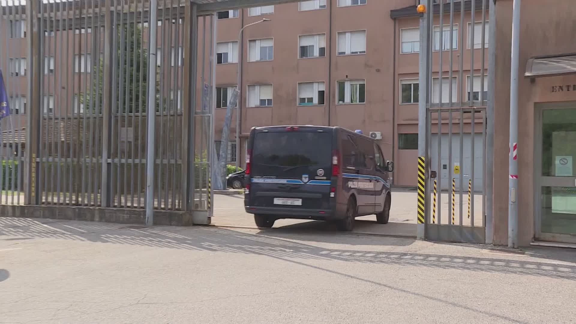 Aggrediti da un detenuto al Bassone, feriti due agenti della polizia penitenziaria