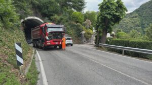 Camion in panne in via Per San Fermo: senso unico alternato, disagi per il traffico