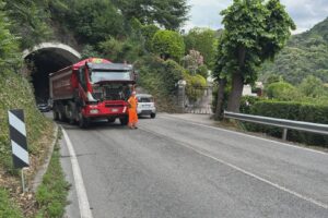 Camion in panne in via Per San Fermo: senso unico alternato, disagi per il traffico