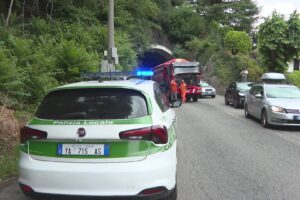 Camion in panne in via Per San Fermo: senso unico alternato, disagi per il traffico