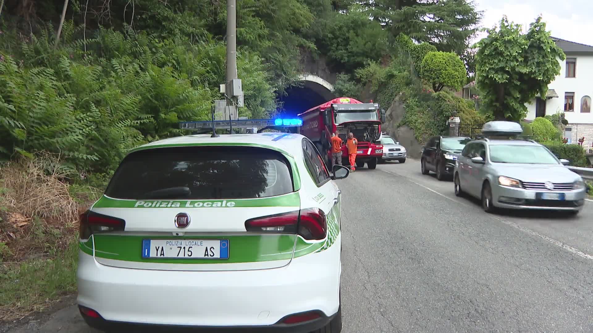 Camion in panne in via Per San Fermo: senso unico alternato, disagi per il traffico