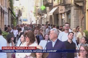 Ondata di turisti a Como. I residenti: “Siamo stanchi, servono più controlli”