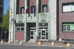 Ubriachi colpiscono un taxi, avevano dei coltelli nascosti: denunciati un 19enne e un 17enne
