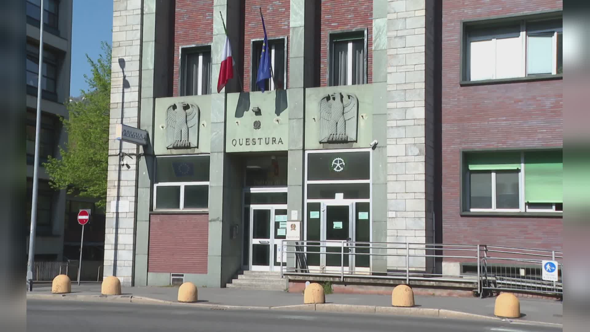 Ubriachi colpiscono un taxi, avevano dei coltelli nascosti: denunciati un 19enne e un 17enne