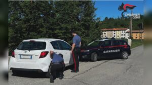 Olgiate Comasco, i carabinieri fermano l’auto sospetta. Spacciatore in fuga, arrestati gli altri due