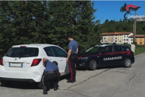 Olgiate Comasco, i carabinieri fermano l’auto sospetta. Spacciatore in fuga, arrestati gli altri due