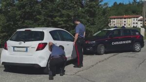 Olgiate Comasco, i carabinieri fermano l’auto sospetta. Spacciatore in fuga, arrestati gli altri due