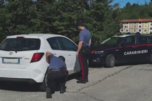 Olgiate Comasco, i carabinieri fermano l’auto sospetta. Spacciatore in fuga, arrestati gli altri due