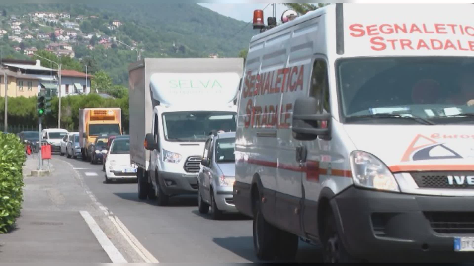 Asfaltature e lavori sulle strade di Como: traffico in tilt, prorogato il cantiere in via Oltrecolle