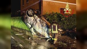 Incidente a Monguzzo, auto ribaltata, ferito 50enne