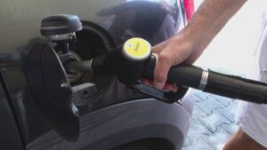 Sconto carburanti fino al 3 luglio. Dimezzato da 10 a 5 centesimi il bonus per il gasolio