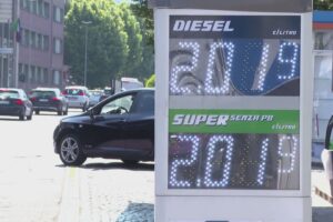 Caro carburante, dimezzato lo sconto per il diesel. Autotrasportatori: “Soffriamo, ma resistiamo”
