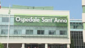 Como, accoltellamento in piazza Volta: 19enne fuori pericolo, ricercato l’aggressore