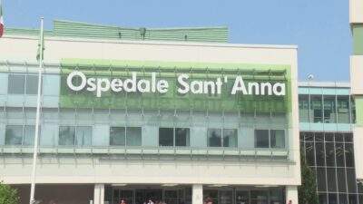 Como, accoltellamento in piazza Volta: 19enne fuori pericolo, ricercato l’aggressore