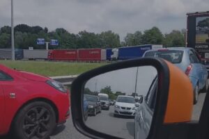 Incidente sulla A9 e lavori sulla A2 in Svizzera, traffico in tilt. Lunghe code di tir sul confine