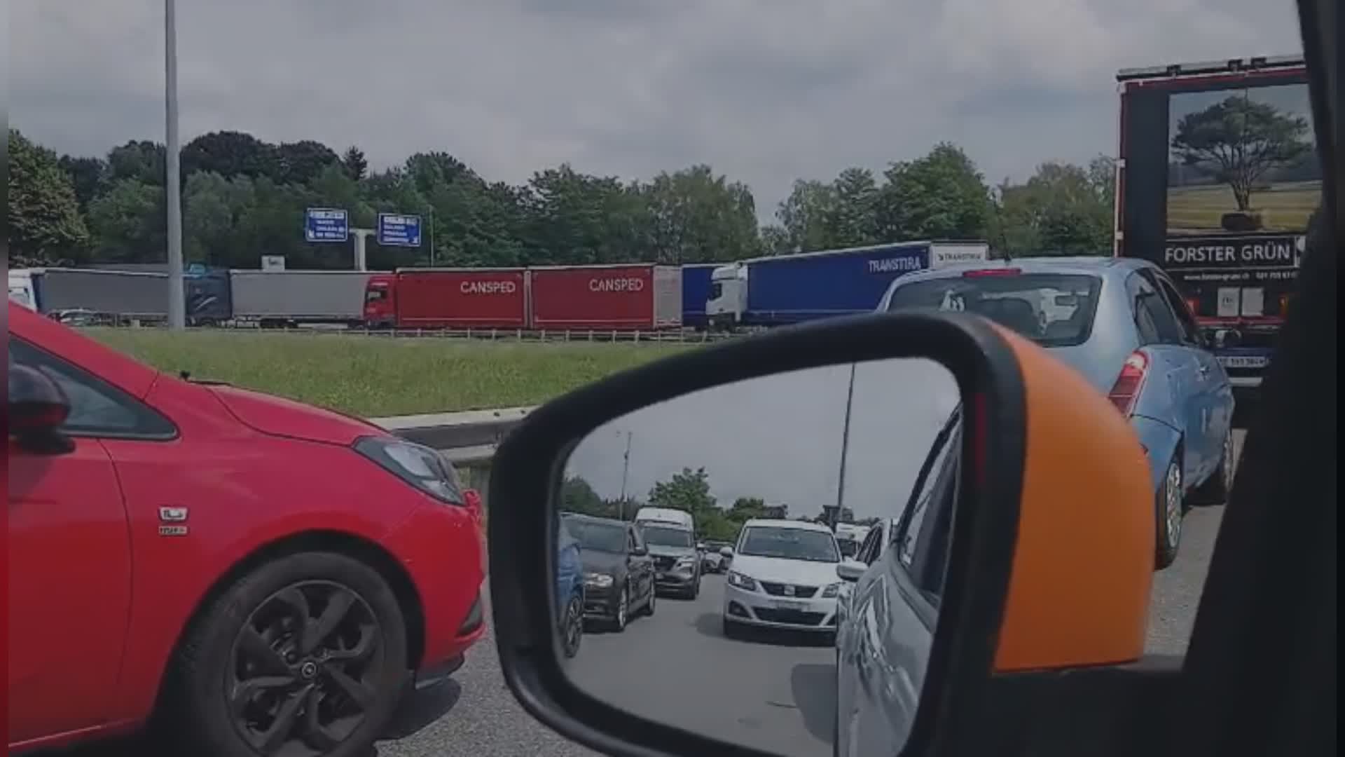 Incidente sulla A9 e lavori sulla A2 in Svizzera, traffico in tilt. Lunghe code di tir sul confine