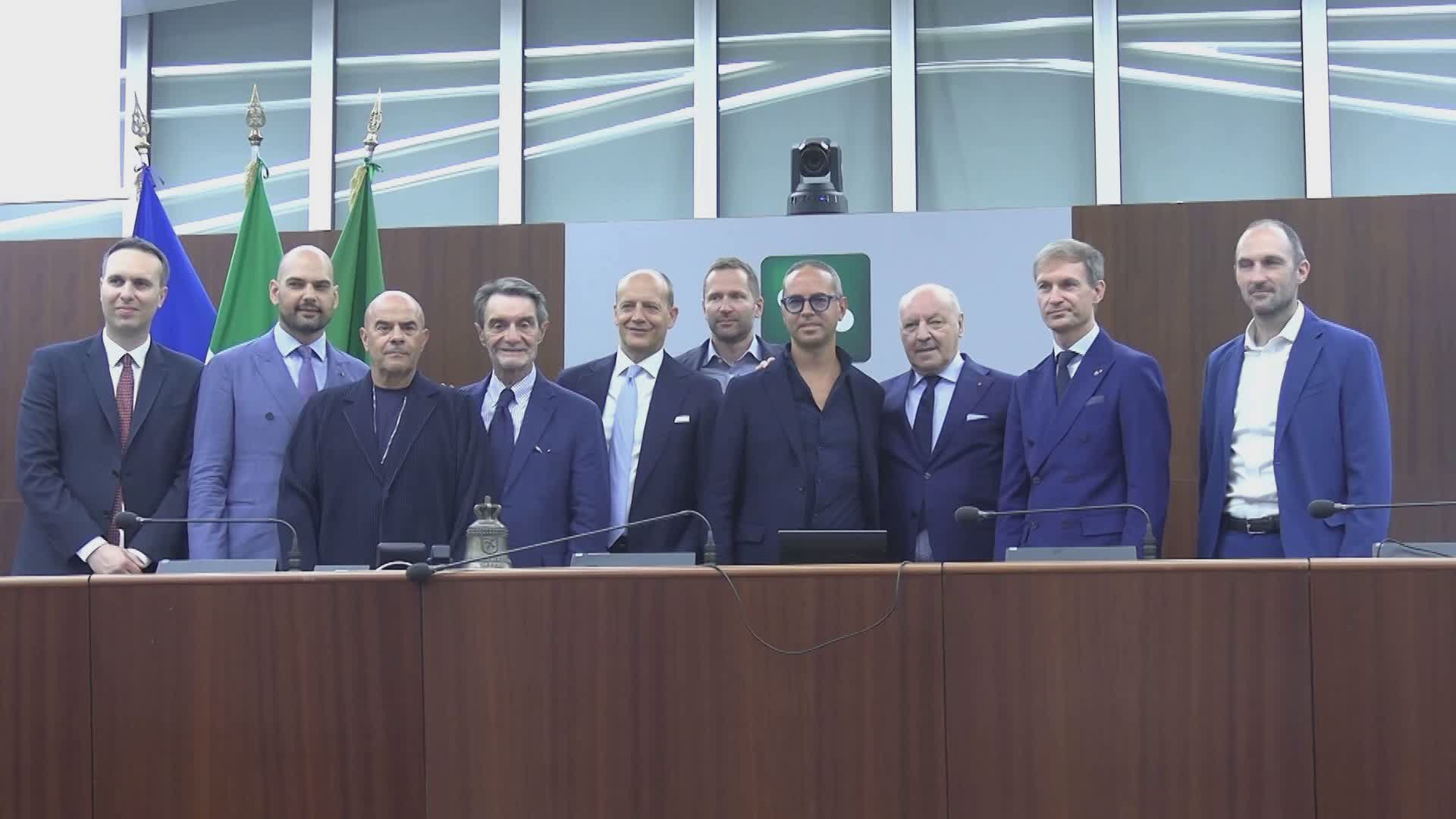 Calcio, il Como 1907 premiato a Palazzo Pirelli. La cerimonia con i club vincenti della Lombardia