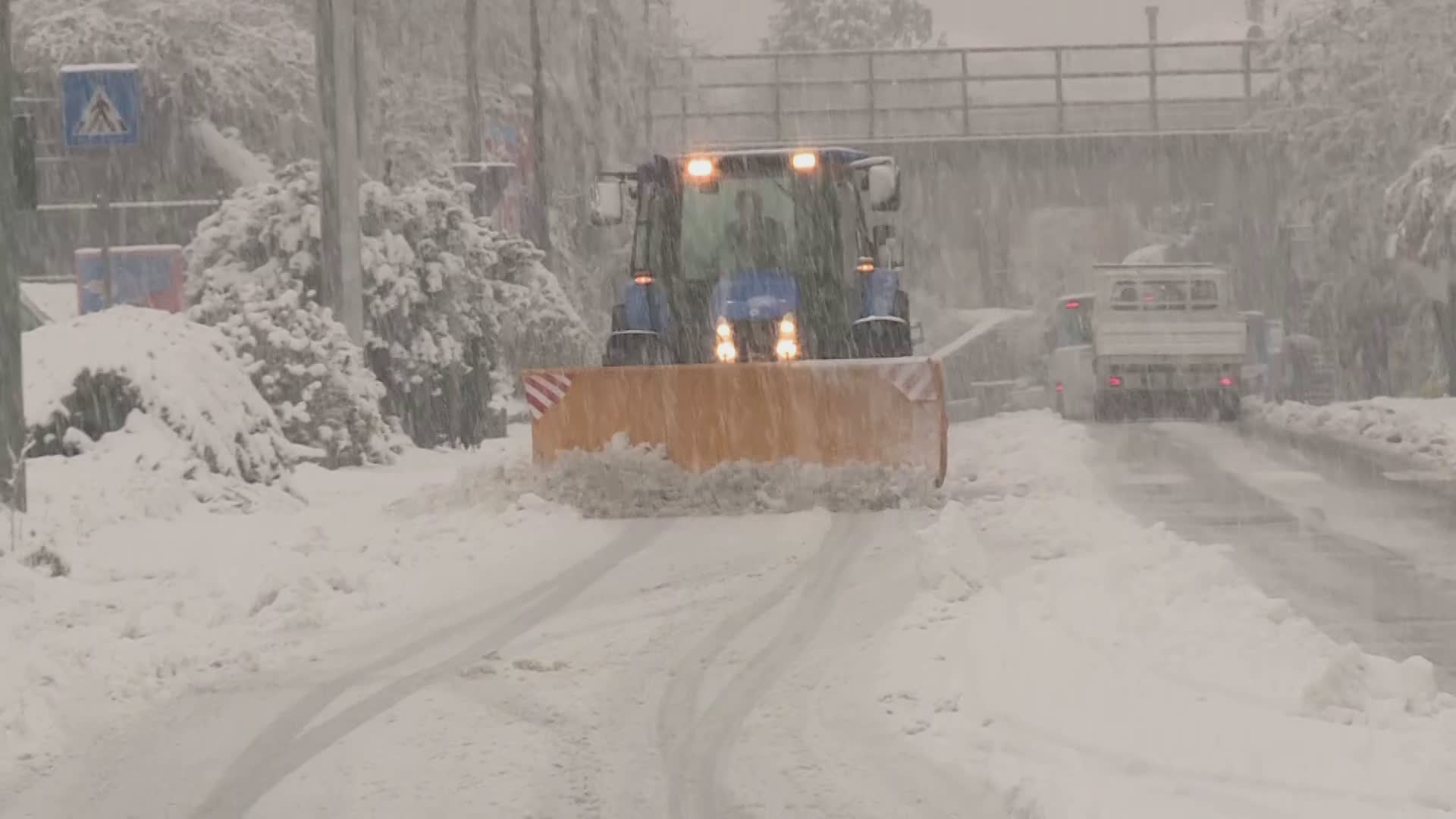 Como, stop agli orari per esporre i rifiuti e obbligo di spalare la neve sotto casa