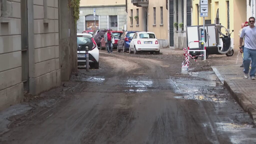 Como, via Brambilla invasa dal fango: la rabbia dei residenti e la replica del Comune