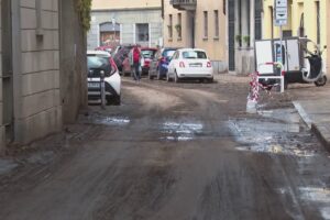 Como, via Brambilla invasa dal fango: la rabbia dei residenti e la replica del Comune