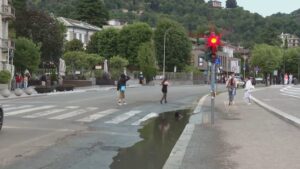 Maltempo a Como, una corsia del Lungolago ancora allagata