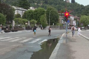 Maltempo a Como, una corsia del Lungolago ancora allagata