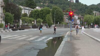 Maltempo a Como, una corsia del Lungolago ancora allagata