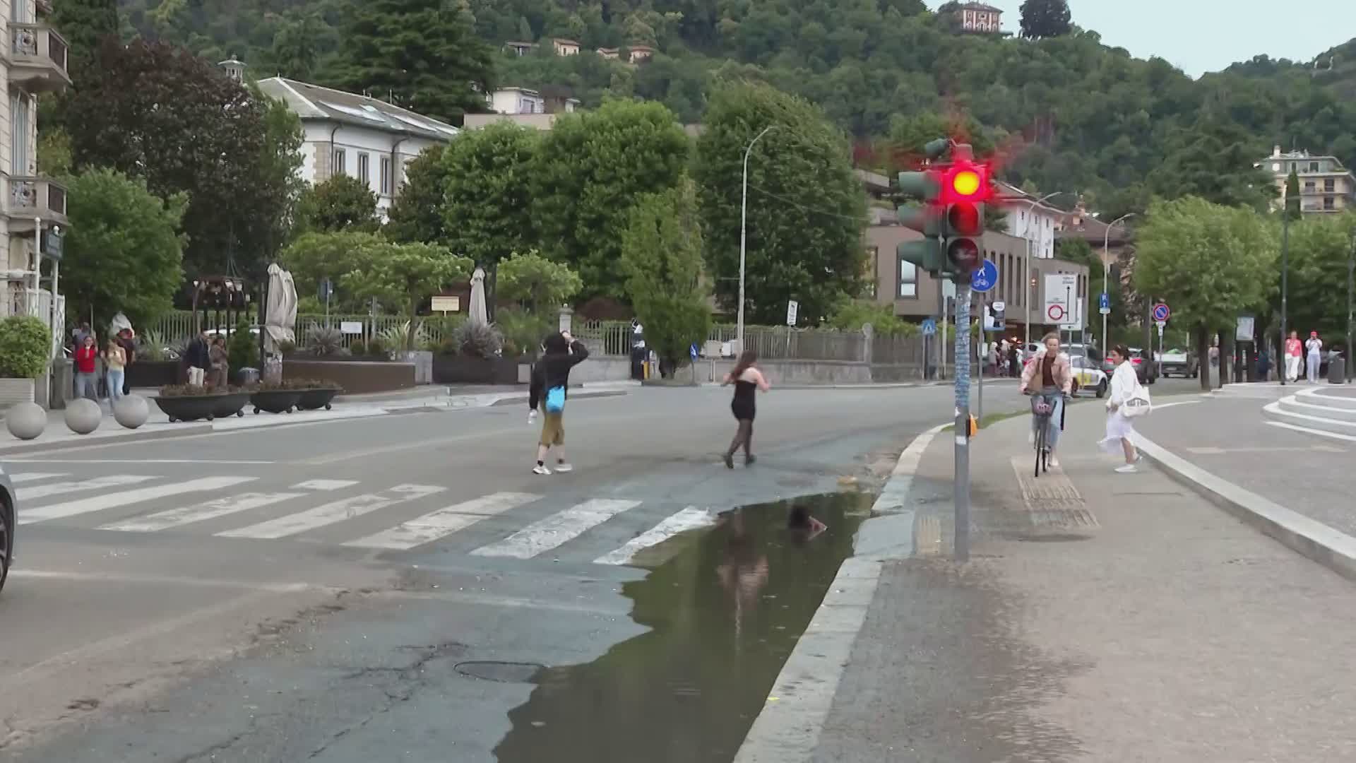 Maltempo a Como, una corsia del Lungolago ancora allagata