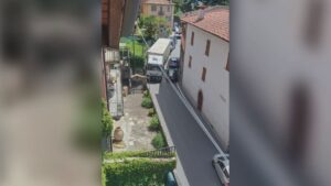 Statale Regina in tilt per un tir incastrato a Ossuccio: disagi e traffico paralizzato