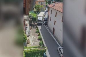 Statale Regina in tilt per un tir incastrato a Ossuccio: disagi e traffico paralizzato