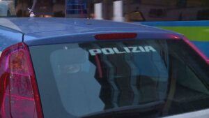 Como, attimi di paura in pieno centro: 26enne con un coltello in mano schiaffeggia una cameriera