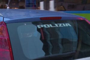 Como, attimi di paura in pieno centro: 26enne con un coltello in mano schiaffeggia una cameriera