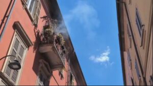 Incendio in un appartamento del centro storico di Como, salvate due anziane