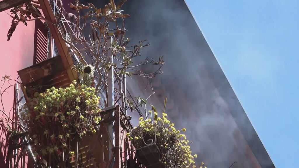 Incendio in un appartamento del centro storico di Como, salvate due anziane
