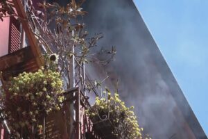 Incendio in un appartamento del centro storico di Como, salvate due anziane