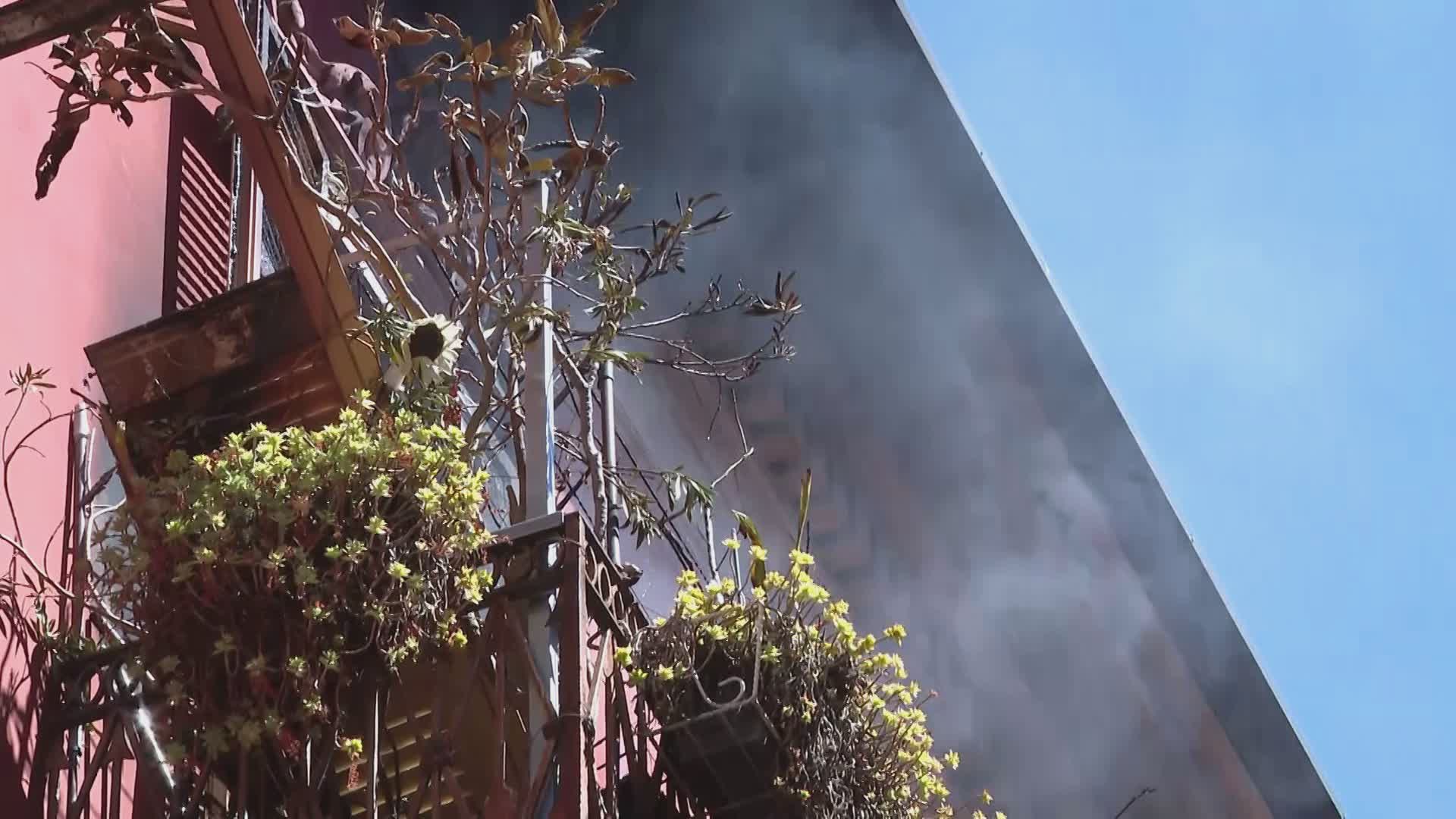 Incendio in un appartamento del centro storico di Como, salvate due anziane