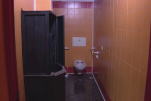 Degrado ai bagni pubblici di via Vittorio Emanuele. Il sindaco: “Vogliamo automatizzarli”