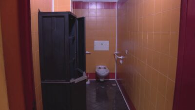 Degrado ai bagni pubblici di via Vittorio Emanuele. Il sindaco: “Vogliamo automatizzarli”