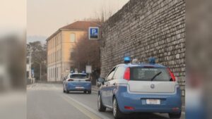 Tenta la truffa a una coppia di anziani ma l’arrivo del nipote lo metta in fuga. Arrestato