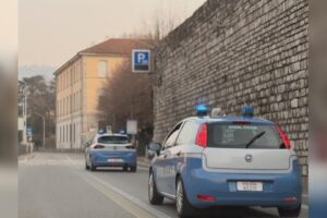 Tenta la truffa a una coppia di anziani ma l’arrivo del nipote lo metta in fuga. Arrestato