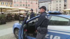 Violenza in piazza Volta, altro episodio. Un 49enne vagava con un coltello. Un caso la sicurezza